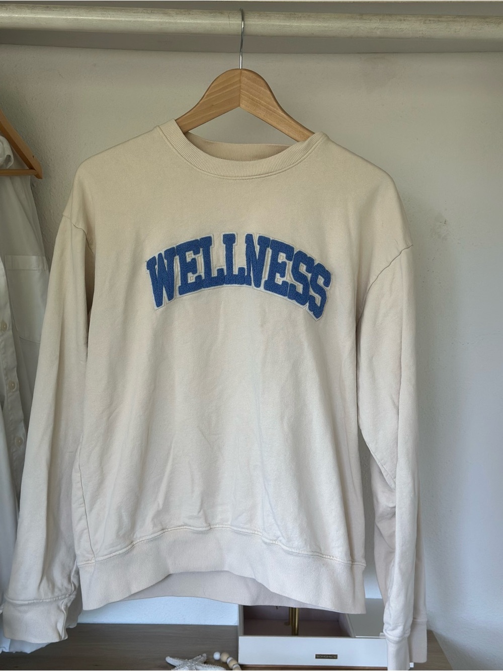 Sporty and rich Cream Sweatshirt with Blue 'WELLNESS' Logo
